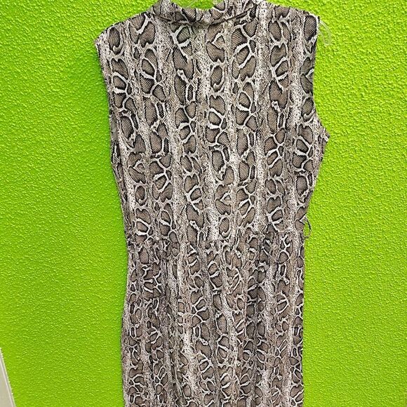 Gray Sleeveless Button Down Shirt with Peter Pan Collar - Picture 3 of 3